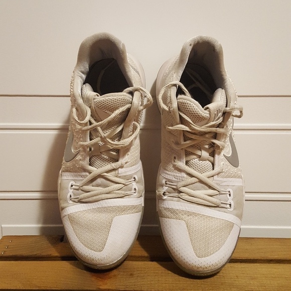 Kyrie III - Picture 3 of 5